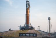Artemis 1: foguete de missão histórica da Nasa chega à plataforma de lançamento