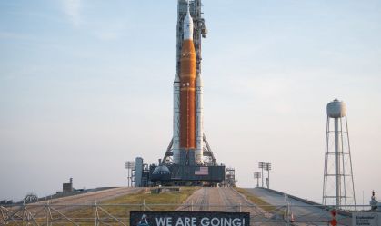 Artemis 1: foguete de missão histórica da Nasa chega à plataforma de lançamento