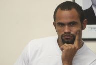 Goleiro Bruno é flagrado em nova profissão no litoral do Rio de Janeiro; veja