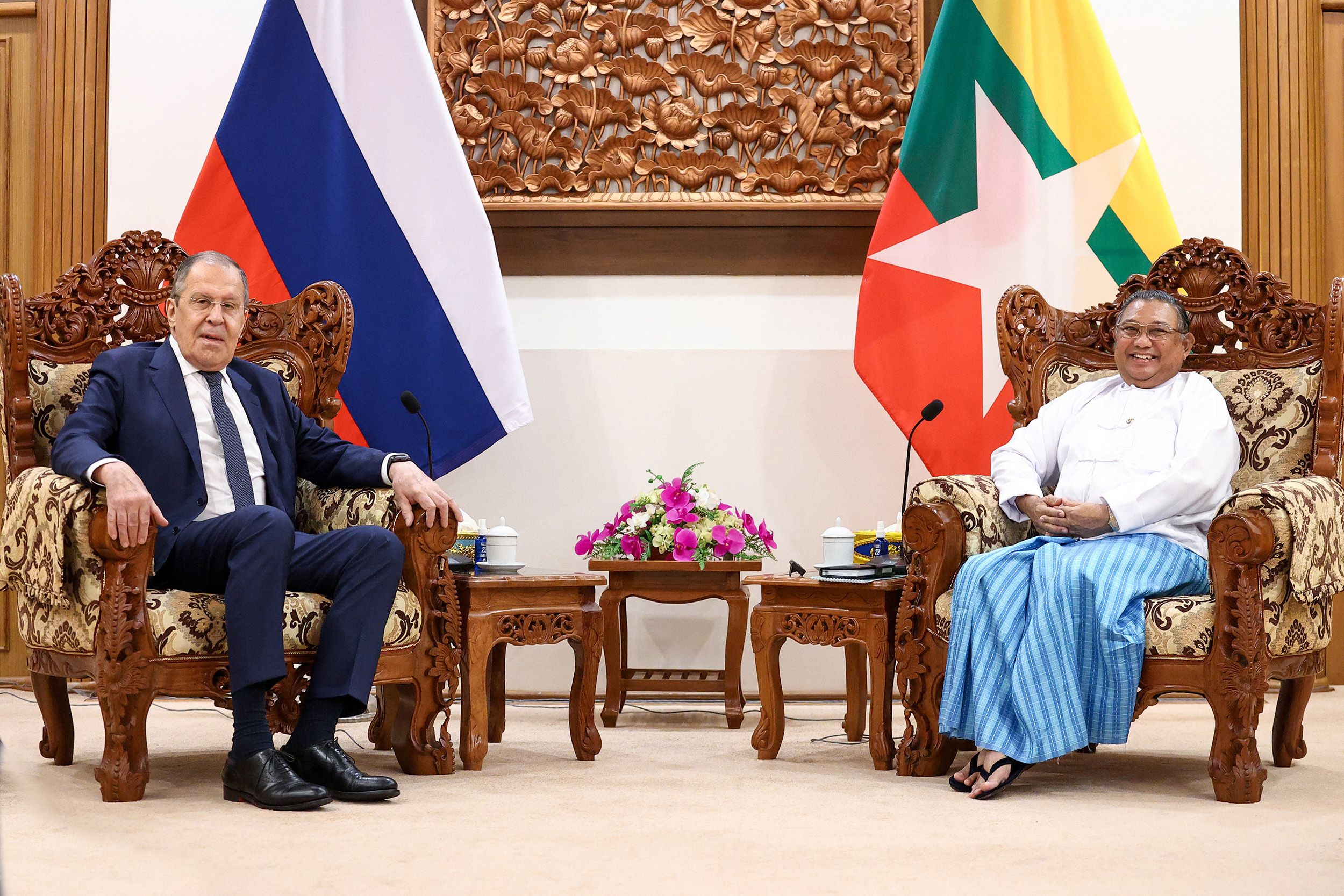 O ministro das Relações Exteriores da Rússia, Sergey Lavrov, à esquerda, participa de uma reunião com o ministro das Relações Exteriores de Mianmar, Wunna Maung Lwin, à direita, em Naypyidaw, Mianmar, em 3 de agosto