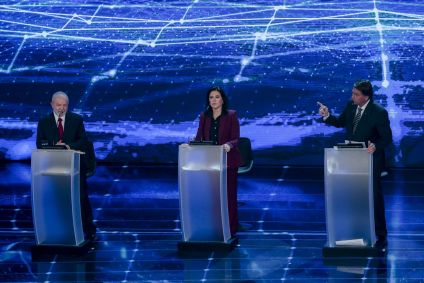 Jair Bolsonaro aponta para Luiz Inácio Lula da Silva durante debate na Band