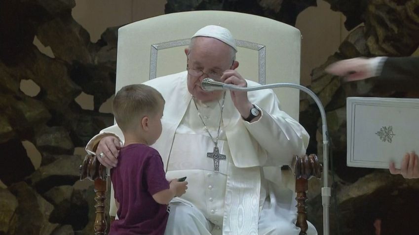 Papa Francisco e a criança que subiu no palco durante cerimônia / Reprodução/CNN