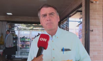 "Alguém está pregando o golpe no Brasil?", diz Bolsonaro à CNN sobre cartas