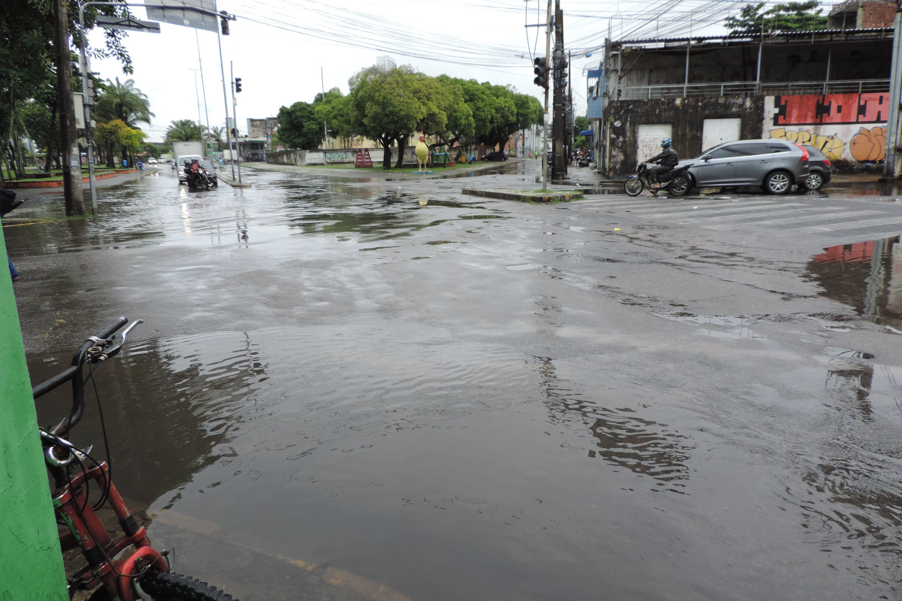 Chuva em Recife gera pontos de alagamento