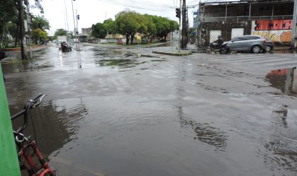 Chuva em Recife gera pontos de alagamento