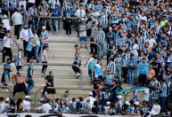 Briga de torcedores interrompe jogo entre Grêmio e Cruzeiro por duas vezes