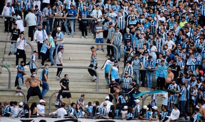 Briga de torcedores interrompe jogo entre Grêmio e Cruzeiro por duas vezes