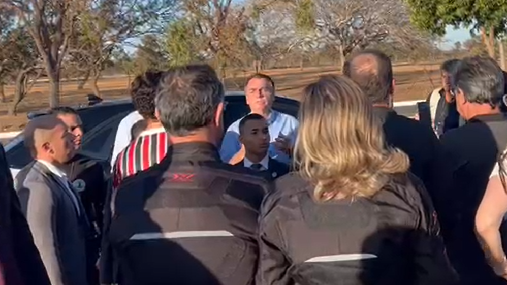 O presidente Jair Bolsonaro (PL) conversa com apoiadores após confusão na saída do Palácio do Alvorada - 18/08/2022