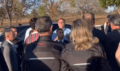 O presidente Jair Bolsonaro (PL) conversa com apoiadores após confusão na saída do Palácio do Alvorada - 18/08/2022