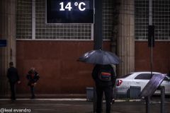 frio / chuva, pedestres / guarda-chuva / frente fria