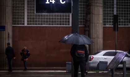 Frente fria atinge Sudeste com chuva e baixas temperaturas, diz meteorologista