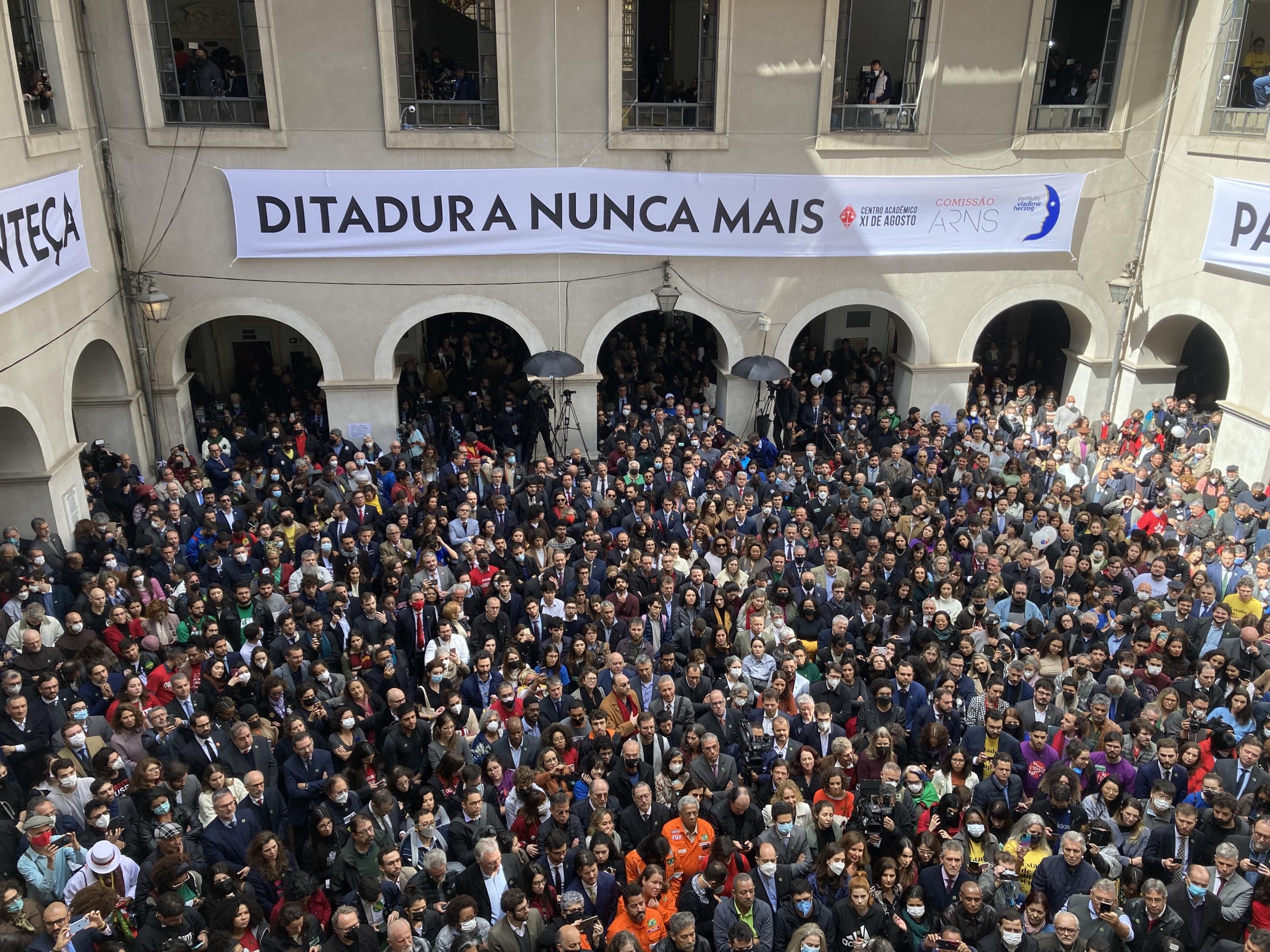 Movimentação durante a leitura da carta pela democracia na Faculdade de Direito da USP