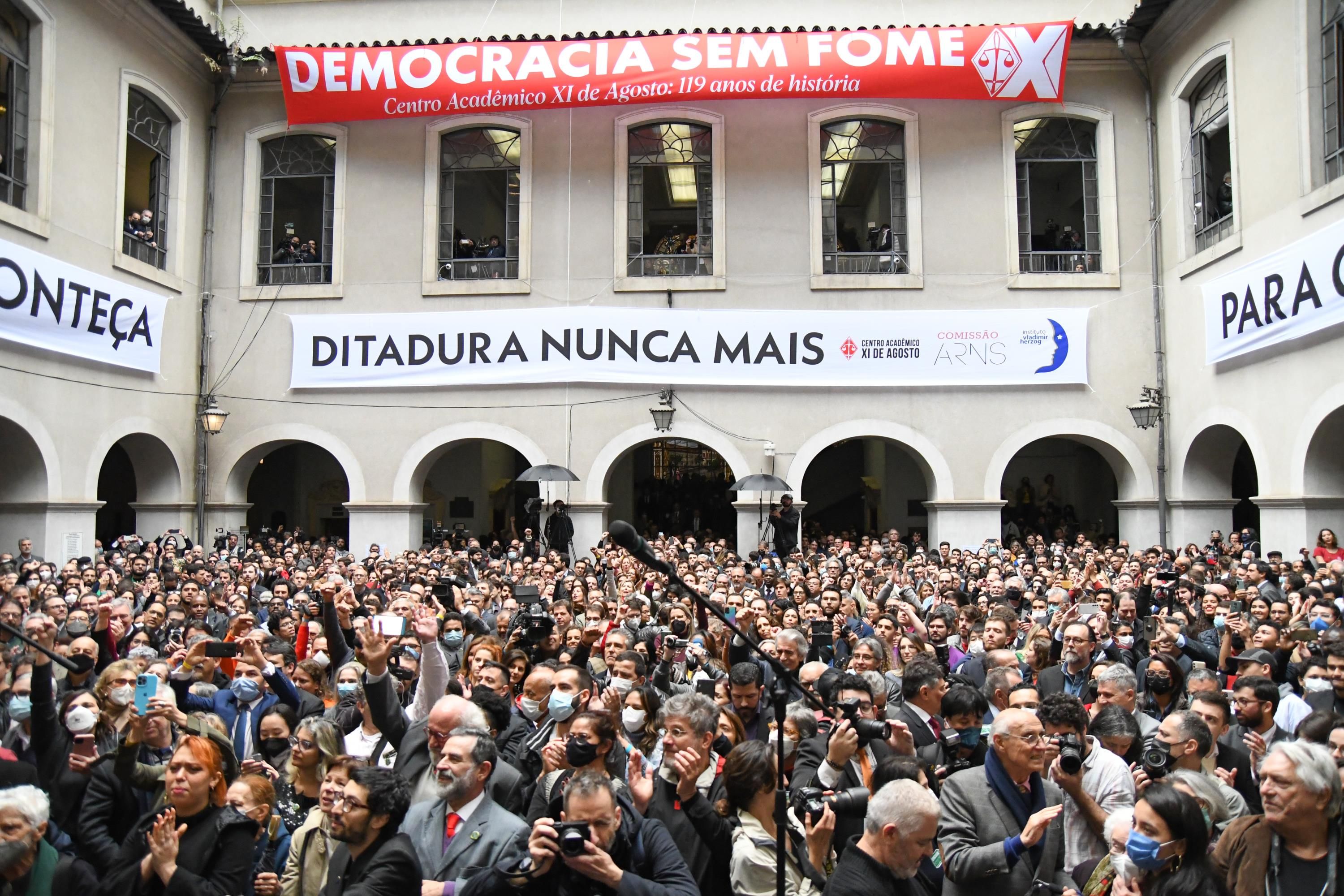 LEITURA CARTA DEMOCRACIA LARGO SÃO FRANCISCO/USP