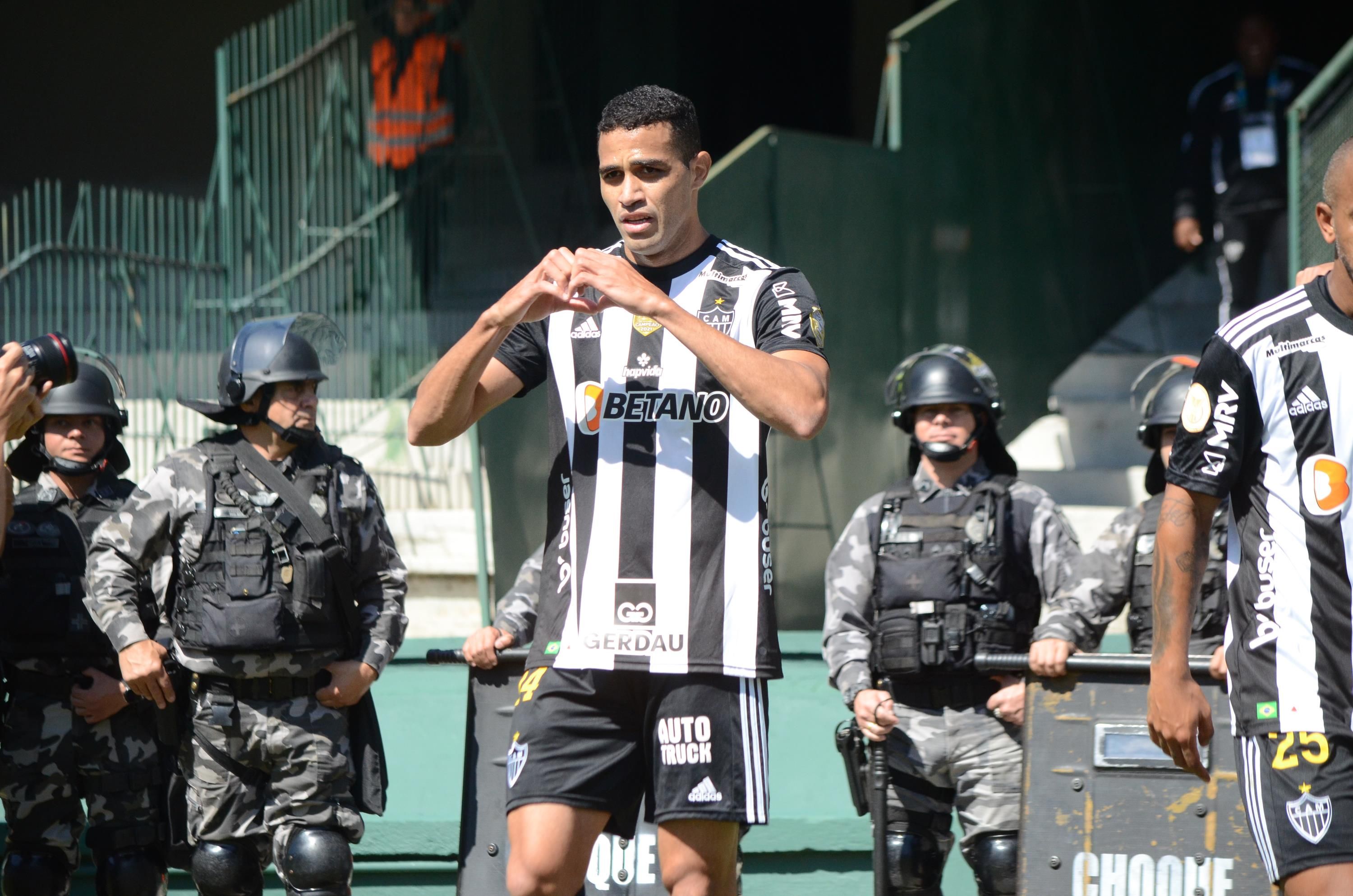 Alan Kardec malcou no último minuto para garantir a vitórima do Galo