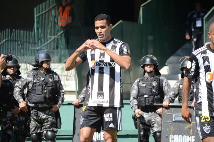Alan Kardec malcou no último minuto para garantir a vitórima do Galo