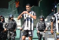 Atlético-MG marca com Kardec no fim e encerra série de seis jogos sem vitória