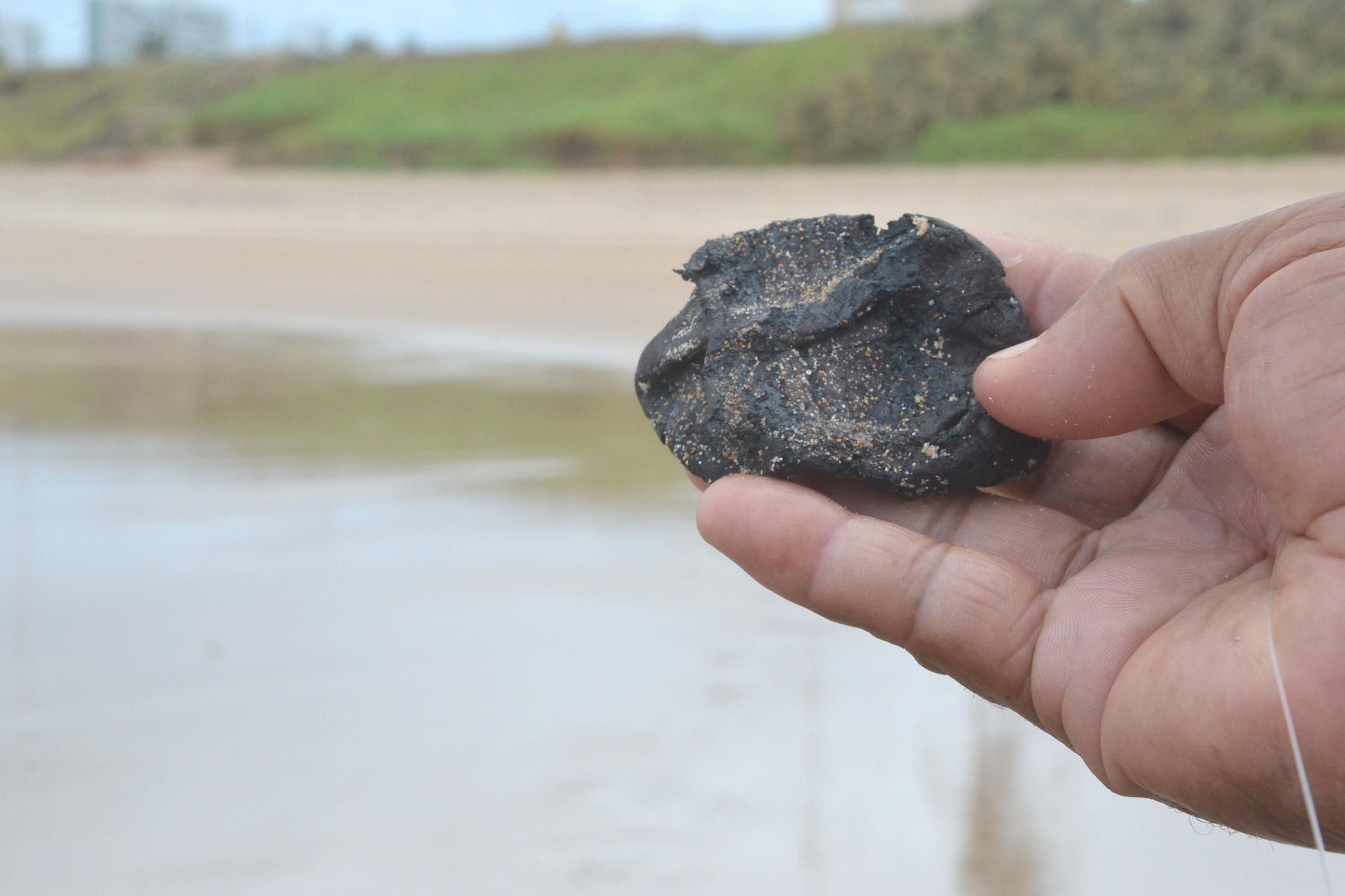 FRAGMENTOS DE ÓLEO SÃO ENCONTRADOS EM PRAIAS DE SALVADOR