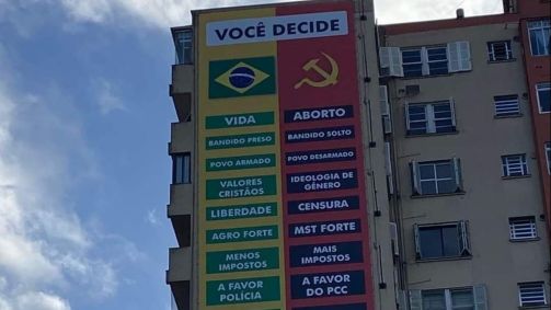 Painel em Porto Alegre que relacionava a esquerda a facção criminosa