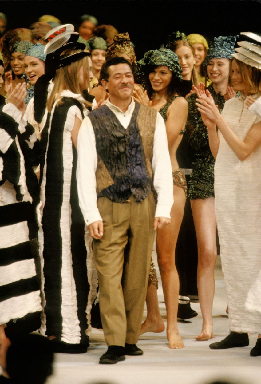 Estilista Issey Miyake durante a Paris Fashion Week de 1993. / PL Gould/Images/Getty Images