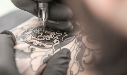 Rede de hotéis vai pagar funcionários na Europa para fazerem tatuagens