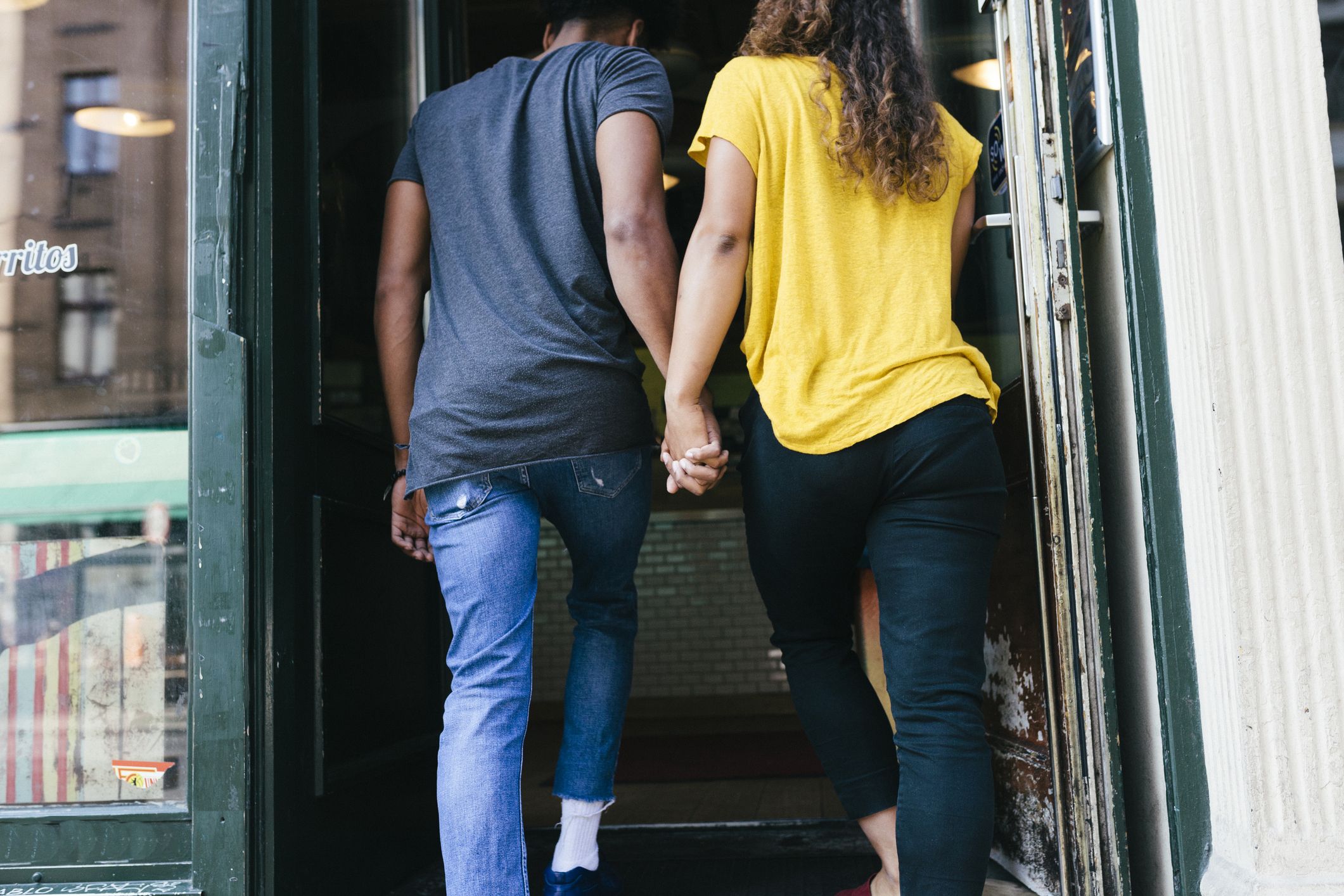 mulheres de mãos dadas I lésbicas I mulheres