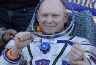 Cosmonauta russo interrompe caminhada espacial por problema em bateria no traje