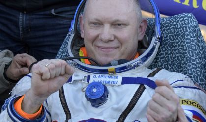Cosmonauta russo interrompe caminhada espacial por problema em bateria no traje