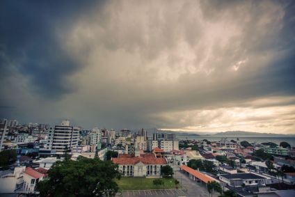 As outras áreas da região Sul ainda ficam em atenção para pancadas de chuva, mas o sol pode aparecer