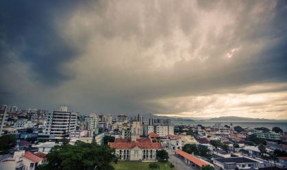 As outras áreas da região Sul ainda ficam em atenção para pancadas de chuva, mas o sol pode aparecer