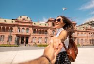 Com dolarização de Milei, Argentina poderia ficar mais cara para turistas brasileiros, diz especialista