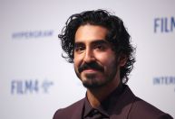 Dev Patel ajuda a apaziguar “briga violenta” de casal na Austrália