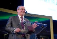 Escritor Salman Rushdie é esfaqueado durante evento em Nova York