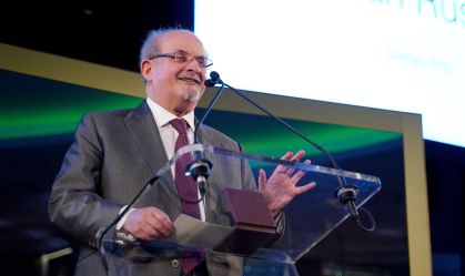 Escritor Salman Rushdie é esfaqueado durante evento em Nova York