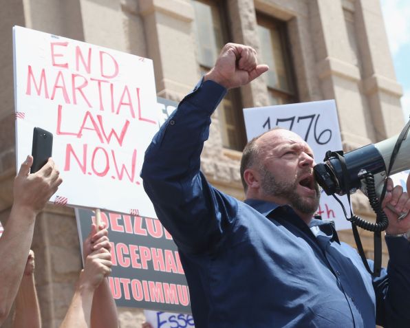 Alex Jones, apresentador de talk show nos EUA / Gary Miller/Getty Images