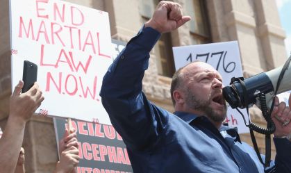 Júri do Texas decide penalizar Alex Jones em US$ 45,2 milhões em danos punitivos