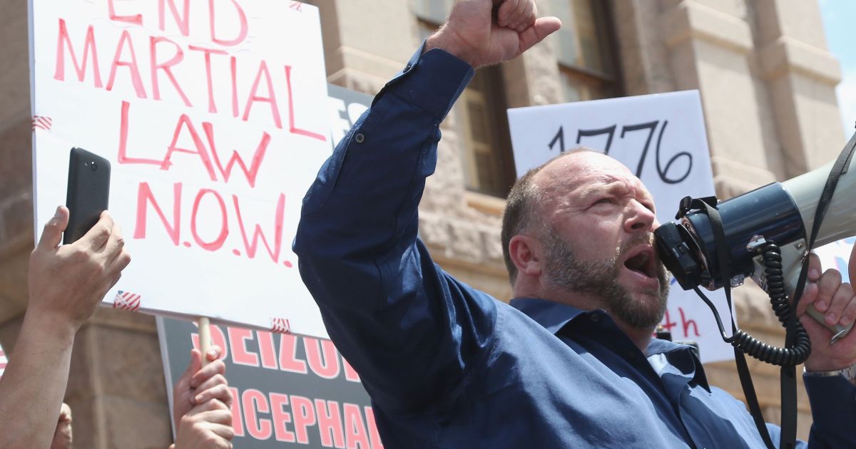 Alex Jones pagará multa bilionária por mentiras sobre massacre em ...