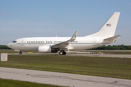 Um Boeing C-40C da Força Aérea dos Estados Unidos dos Estados Unidos (USAF) na pista de táxi no aeroporto de Munique.