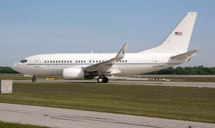 Um Boeing C-40C da Força Aérea dos Estados Unidos dos Estados Unidos (USAF) na pista de táxi no aeroporto de Munique.