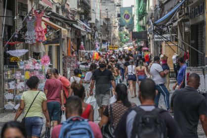 Comércio: pessoas andam em rua movimentada do Rio de Janeiro