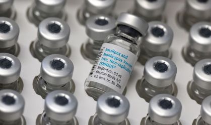 Vacinação contra mpox começa em março no Brasil; veja quem poderá ser imunizado