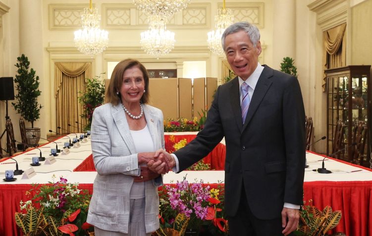 Nancy Pelosi em reunião com premiê de Singapura, Lee Hsien Loong, em 1º de agosto de 2022. / Ministry of Communications and Information, Singapore/Anadolu Agency via Getty Images