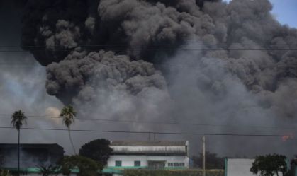 Cuba controla maior incêndio da história em depósito de petróleo em Matanzas