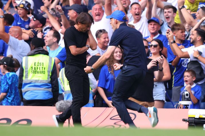 O técnico do Chelsea, Thomas Tuchel, comemora em frente ao técnico do Tottenham Hotspur, Antonio Conte, durante a partida da Premier League entre o Chelsea FC e o Tottenham Hotspur / Getty Images