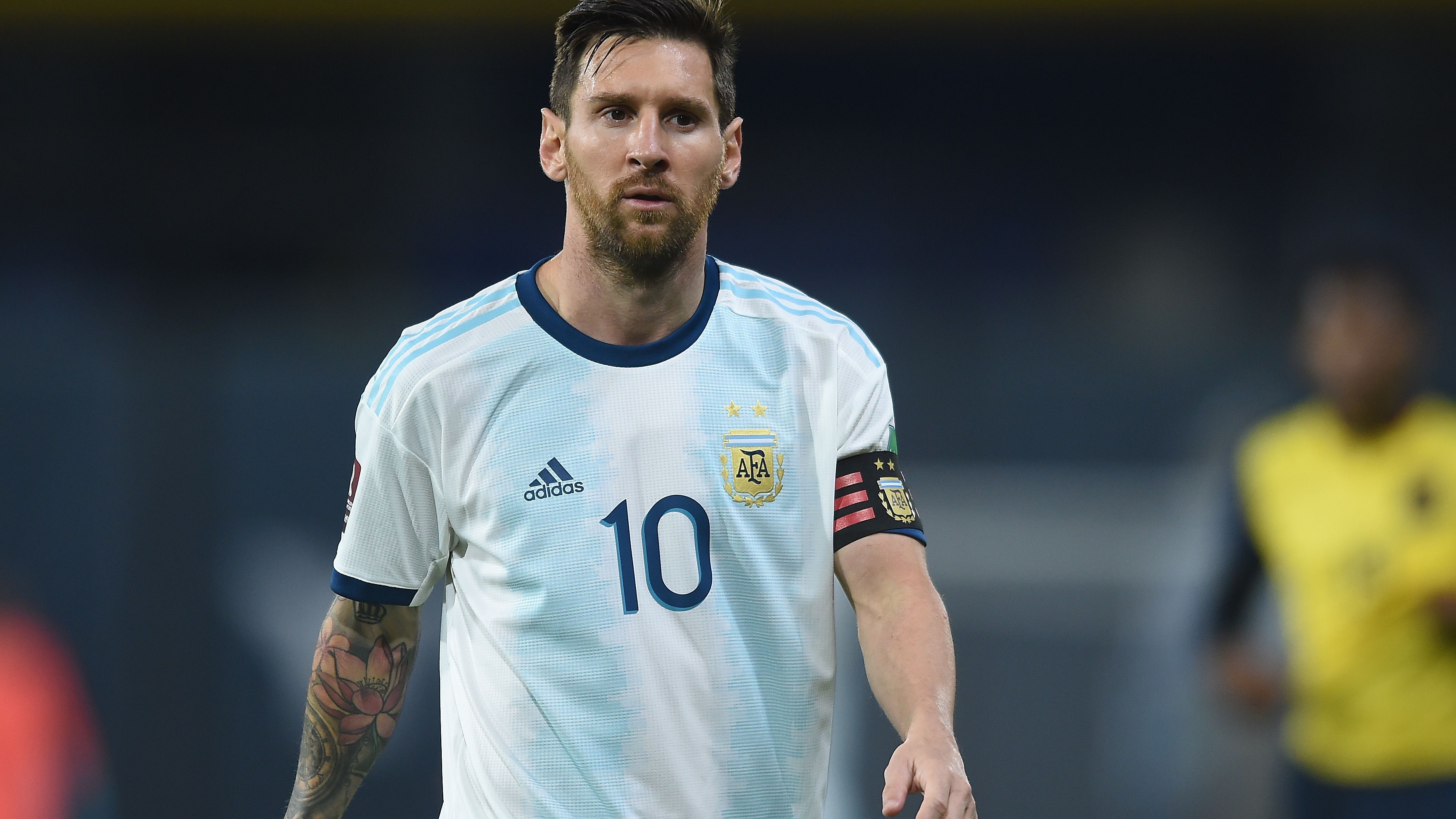 Lionel Messi em ação pela Argentina, em jogo válido pelas Eliminatórias da Copa contra o Equador / Photo by Marcelo Endelli/Getty Images