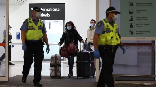 Passageiros desembarcam no aeroporto de Perth, em Sydney, na Austrália