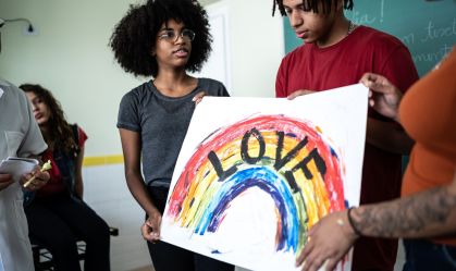 Escola deveria ter protocolo contra homofobia, avalia especialista