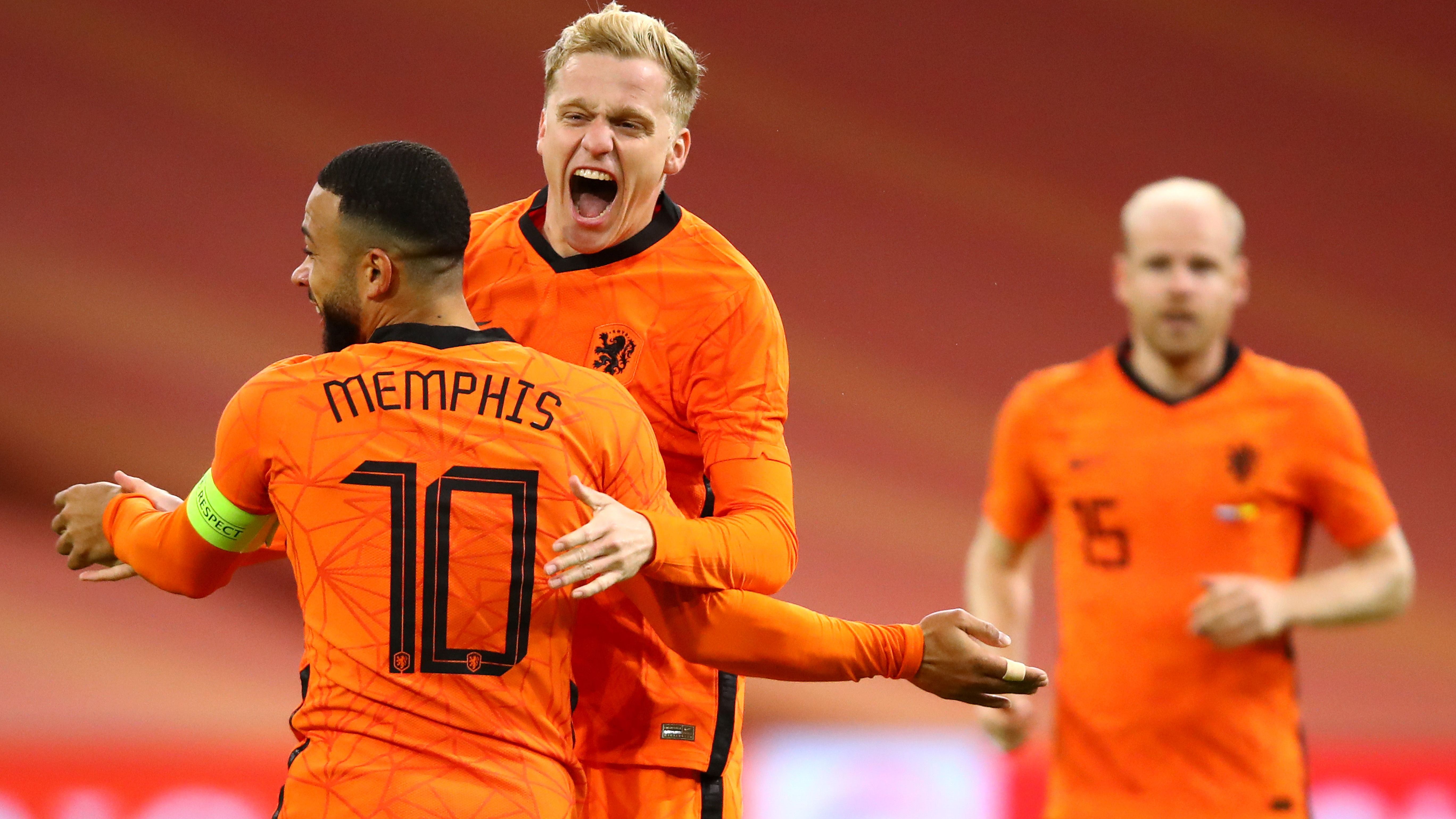 Donny van de Beek comemora gol com Memphis Depay em amistoso da Holanda com a Espanha / Photo by Dean Mouhtaropoulos/Getty Images
