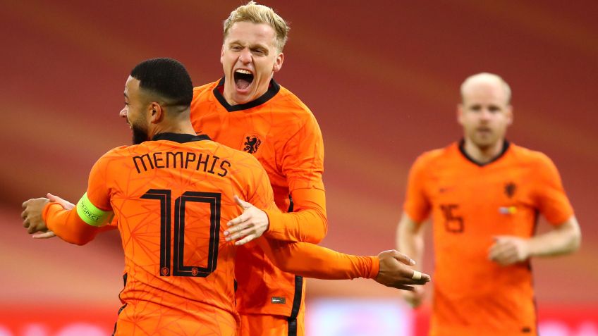 Donny van de Beek comemora gol com Memphis Depay em amistoso da Holanda com a Espanha / Photo by Dean Mouhtaropoulos/Getty Images