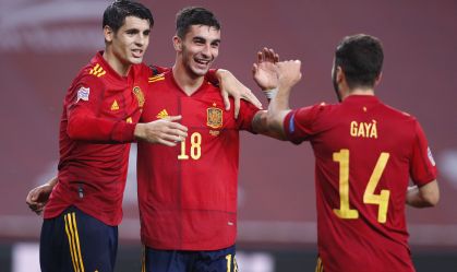 Ferran Torres, Alvaro Morata e Jose Gaya comemoram gol da Espanha sobre a Alemanha, na Liga das Nações