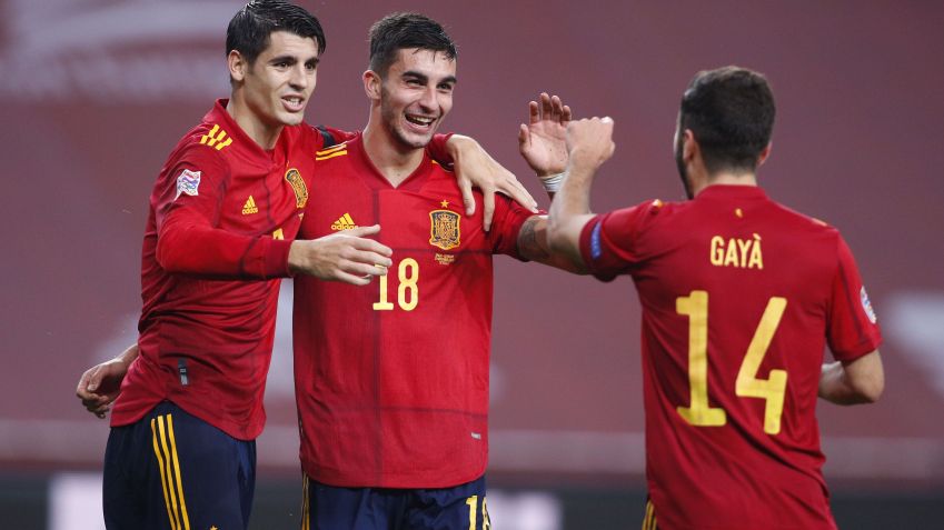 Ferran Torres, Alvaro Morata e Jose Gaya comemoram gol da Espanha sobre a Alemanha, na Liga das Nações / Photo by Fran Santiago/Getty Images